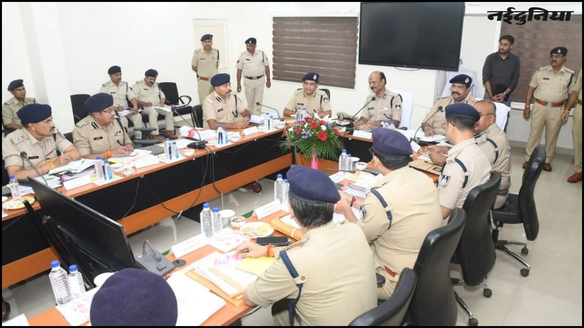 एमपी के DGP का अजीबो-गरीब बयान, कहा- रेप की घटना रोकना पुलिस के बस में नहीं...इनको बताया जिम्मेदार