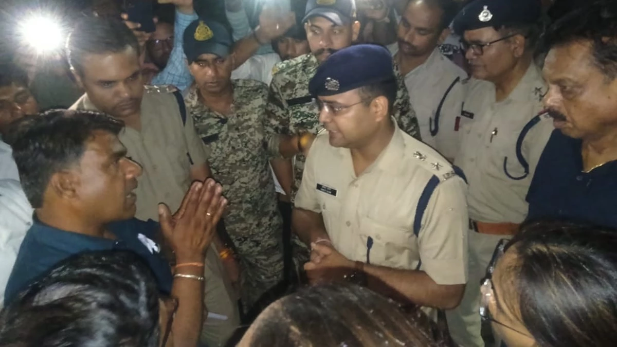 गुना जिले में शिक्षक की हत्या के विरोध में ग्रामीणों ने सड़क पर लगाया जाम, आरोपियों के घर गिराने की मांग