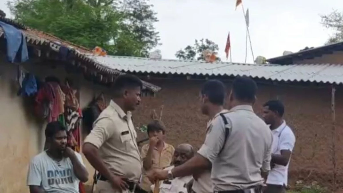 CG News: हिरासत में लेने पहुंची पुलिस पर ग्रामीणों ने किया हमला, तीन घायल, लापता सिपाही जंगल में मिला