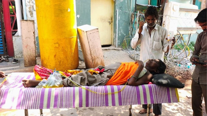 वेंटिलेटर पर ग्वालियर का JAH! वार्ड ब्वाय गायब, खुद स्ट्रेचर खींच रहे और ऑक्सीजन सिलेंडर उठा रहे बेबस तीमारदार