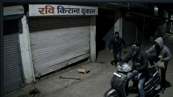 छिंदवाड़ा में काजू-बादाम की चोरी, सब्बल से शटर तोड़कर भागे नकाबपोश बदमाश; CCTV में कैद हुई पूरी वारदात