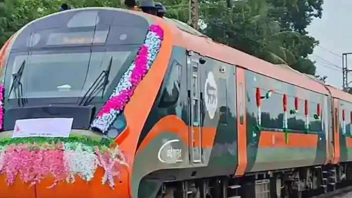 अब 'केसरिया' रंग में दौड़ेगी रानी कमलापति-निजामुद्दीन वंदे भारत! झांसी कोच फैक्ट्री में रोबोट करेगा पेंट, सफर भी होगा और आरामदायक