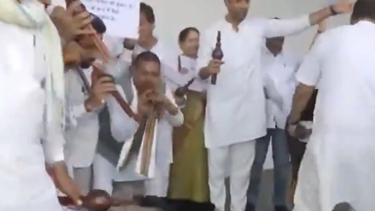 मध्य प्रदेश: विधानसभा में हंगामा, कांग्रेस विधायकों का आरोप- पुलिस का सहारा लेकर विपक्षी नेताओं को किया जा रहा परेशान