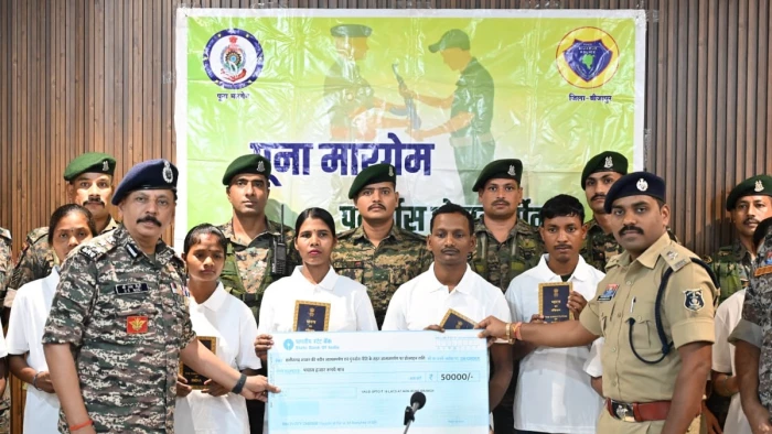 बस्तर की माओवादी फैक्ट्री में तैयार मानव हथियार लौटे, झारखंड के 49 लाख के इनामी आठ कैडरों ने किया समर्पण