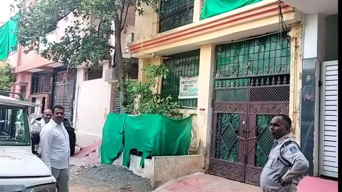 रिटायर्ड सैनिक पिता को मकान दिलाने गई टीम पर हमला, बेटे-बहू ने सिलेंडर का पाइप निकाल दी धमकी