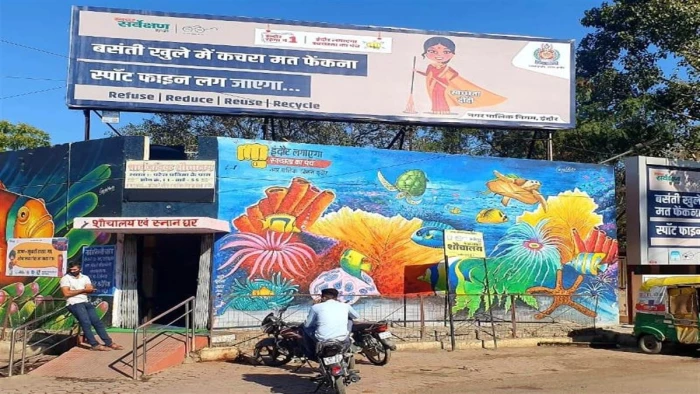 इंदौर में पब्लिक टॉयलेट में गंदगी मिली तो मुख्य स्वच्छता निरीक्षक और सुपरवाइजर की कटेगी सैलरी