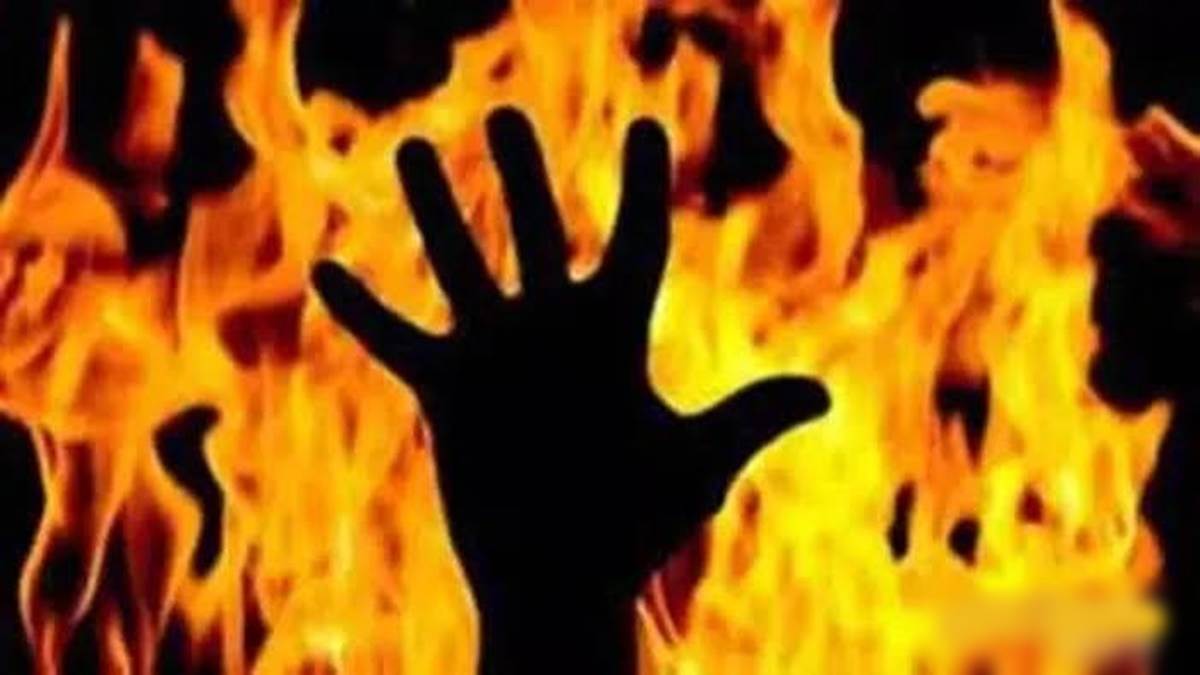साड़ी में आग लगने पर मूक-बधिर महिला बचाने के लिए चिल्ला भी नहीं पाई, पास खेल रही बेटी की झुलसने से मौत