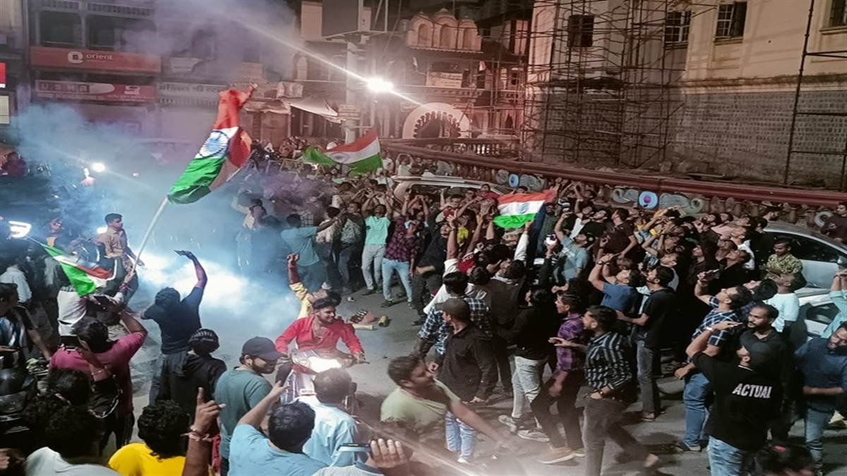 India Pakistan T20: इंदौर के राजवाड़ा चौक पर आधी रात को तिरंगा लहराकर मनाई भारत की जीत की खुशी, जगह-जगह आतिशबाजी
