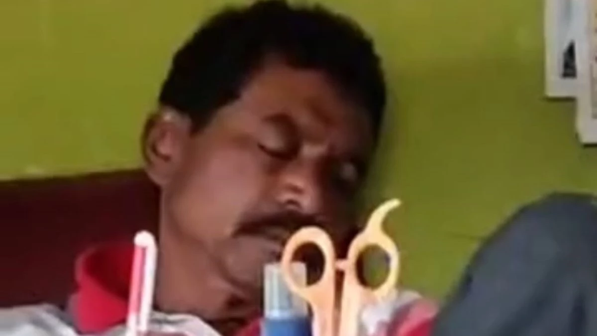 Korba: नशे में धुत होकर स्कूल पहुंचे हेडमास्टर, कुर्सी में भरने लगे खर्राटे, वीडियो वायरल