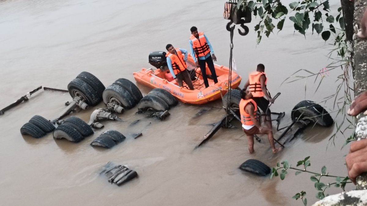 कटनी से सीमेंट लेकर दमोह जा रहा ट्रक रेलिंग तोड़ 40 फीट नीचे नदी में गिरा, ड्राइवर और कंडक्टर की मौत