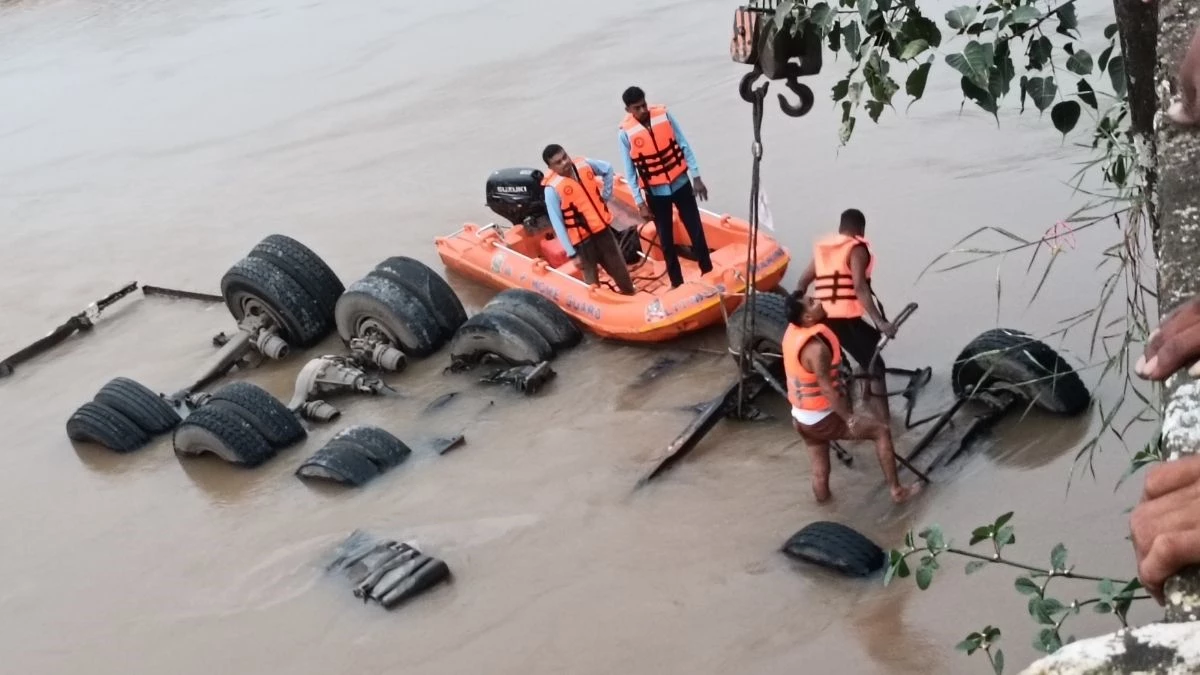 कटनी से सीमेंट लेकर दमोह जा रहा ट्रक रेलिंग तोड़ 40 फीट नीचे नदी में गिरा, ड्राइवर और कंडक्टर की मौत