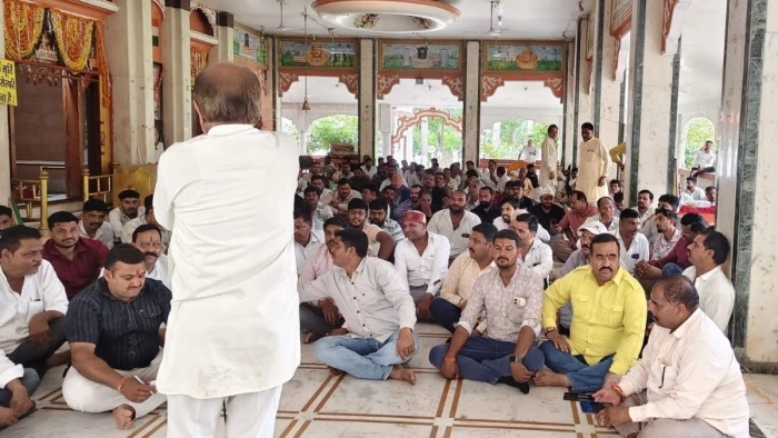 इंदौर में दूध के दाम पर किसानों का आर-पार का ऐलान, मांग नहीं मानी तो सप्लाई करेंगे बंद इंदौर में दूध के दाम पर किसानों का आर-पार का ऐलान, मांग नहीं मानी तो सप्लाई करेंगे बंद
