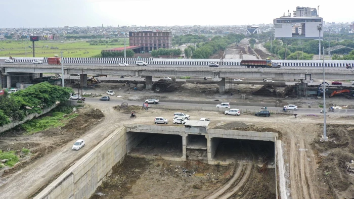 इंदौर में एमआर-10 फ्लाईओवर पर मार्किंग-लाइटिंग बाकी, सितंबर में शुरू होगी सर्विस रोड की मरम्मत