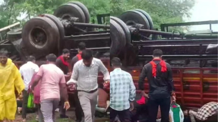 जबलपुर में प्याज से भरा ट्रक पलटा, मदद की जगह बिखरे सेब लूटने में जुटी भीड़; चालक दबा रहा