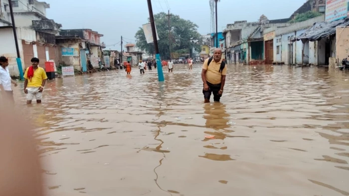 सतना और चित्रकूट में तेज बारिश का कहर, घर-दुकानों में भरा पानी; रौद्र रूप में मंदाकिनी नदी