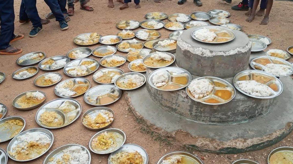 सिवनी में कीड़े मिलने के बाद विद्यार्थियों ने थाली में छोड़ा भोजन, स्कूल में तालाबंदी की चेतावनी
