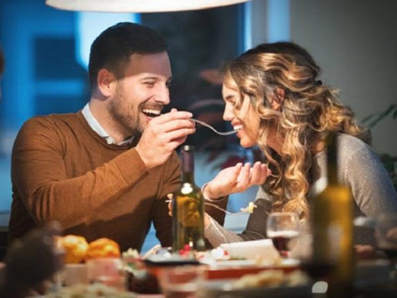 Astro Tips: पति-पत्नी को नहीं खाना चाहिए एक ही थाली में, हो जाता है घर बर्बाद