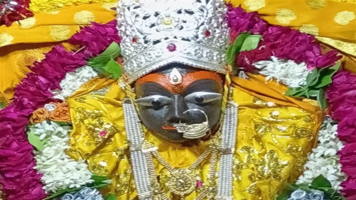Maihar Maa Sharda Devi : मैहर के त्रिकूट पर्वत पर विराजमान मां शारदा देवी  के दर्शन के लिए उमड़ रहे लोग गृहमंत्री ने भी की आरती - People thronging to  see Maa