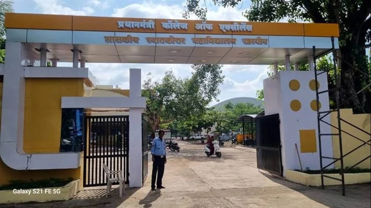 हमीदिया कॉलेज के प्रशासनिक भवन के पीछे की दीवार गिरी, 10 मिनट पहले निकले थे प्राचार्य