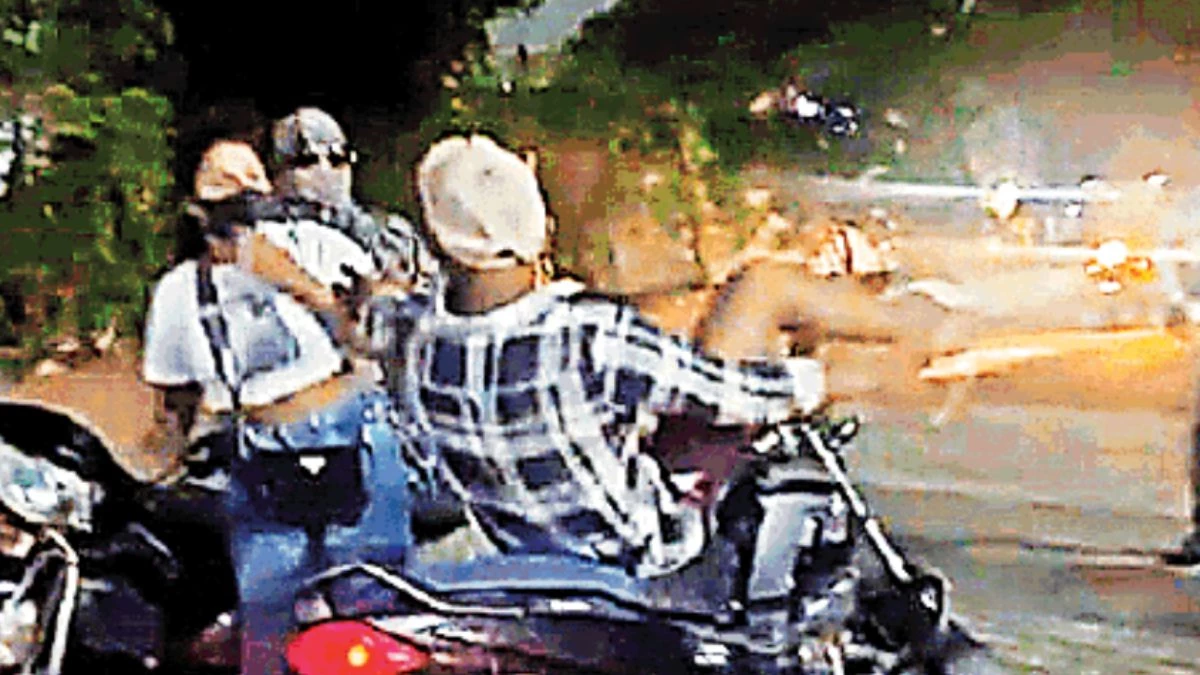 बीच सड़क पर युवतियों की गुंडागर्दी: युवक को मारे तमाचे और आंखों में डाला मिर्ची पाउडर, Video Viral