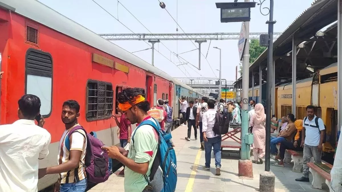 Indian Railway News: नवरात्र-दशहरा पर रायपुर रेलवे स्टेशन पर भारी भीड़, 200 पार हुई वेटिंग, सीट मिलना बनी चुनौती