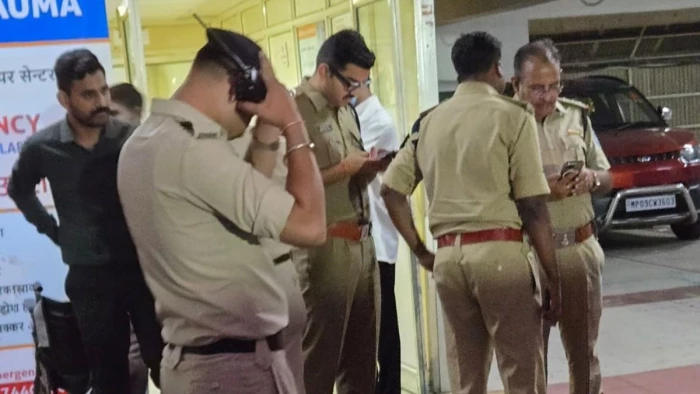 इंदौर में बदमाश ने पुलिसकर्मी को मारा चाकू, हालत गंभीर, खुद को भी वार करके किया घायल