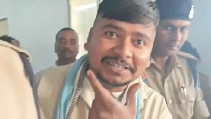 दोहरे हत्याकांड का दोषी हंसते हुए कोर्ट से निकला बाहर, बोला-स्माइली वाला दिखाइएगा, पुलिसकर्मियों को कार से कुचल कर हत्या का प्रयास, 10 वर्ष की कारावास