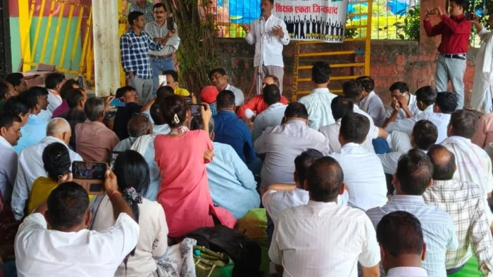 भोपाल में आंदोलनरत शिक्षकों का एलान! नहीं भरेंगे TET परीक्षा का फॉर्म, मांगें पूरी होने तक जारी रहेगा धरना
