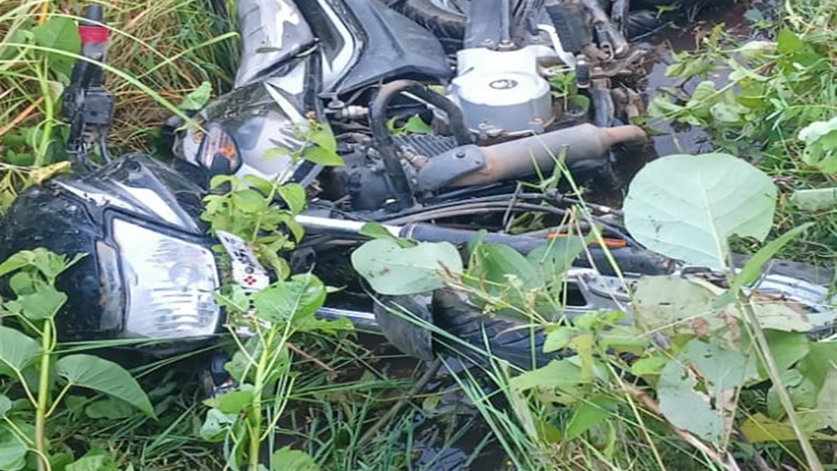 Road Accident in Balaghat : सड़क से अनियंत्रित होकर खेत में घुसी बाइक, दो युवकों की हुई मौत
