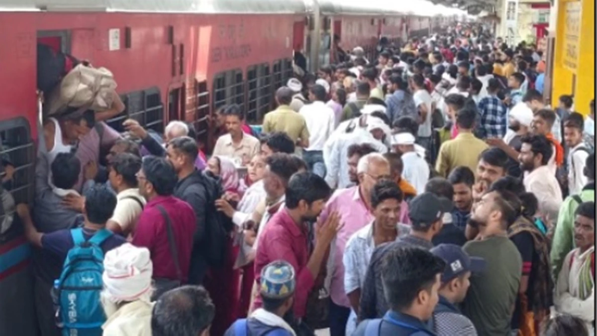 वेटिंग टिकट लेकर ट्रेन में सवार हो रहे, यात्री जनरल-एसी कोच सभी फुल