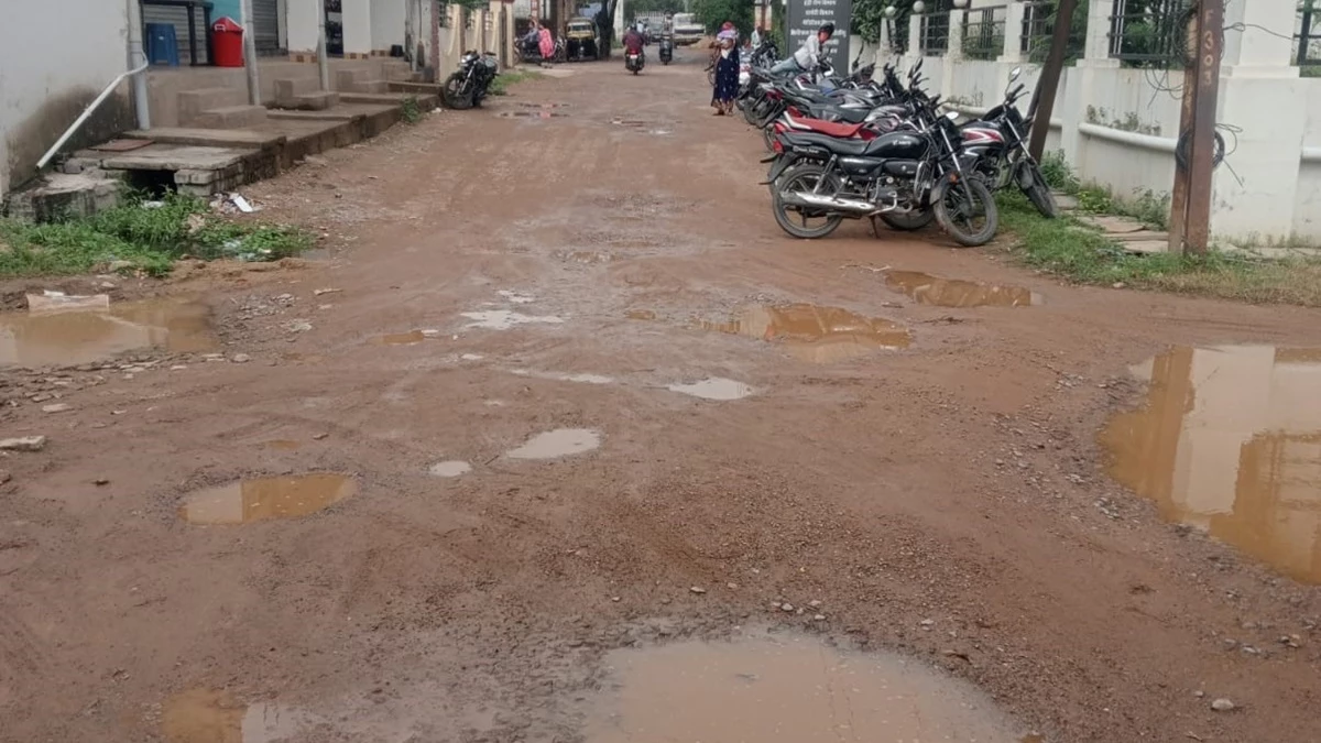 कोरबा शहर में सीमांकन विवाद में उलझे सड़क को वर्षों से मरम्मत का इंतजार
