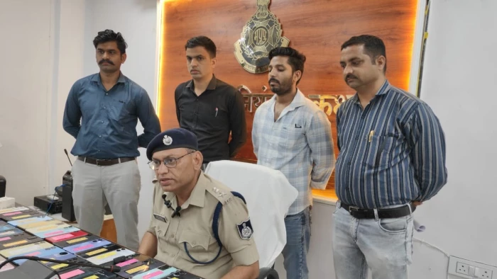 बुरहानपुर में साइबर सेल ने बरामद किए 11 लाख से ज्यादा कीमत के 76 मोबाइल फोन, मालिकों को लौटाए तो खिले चेहरे