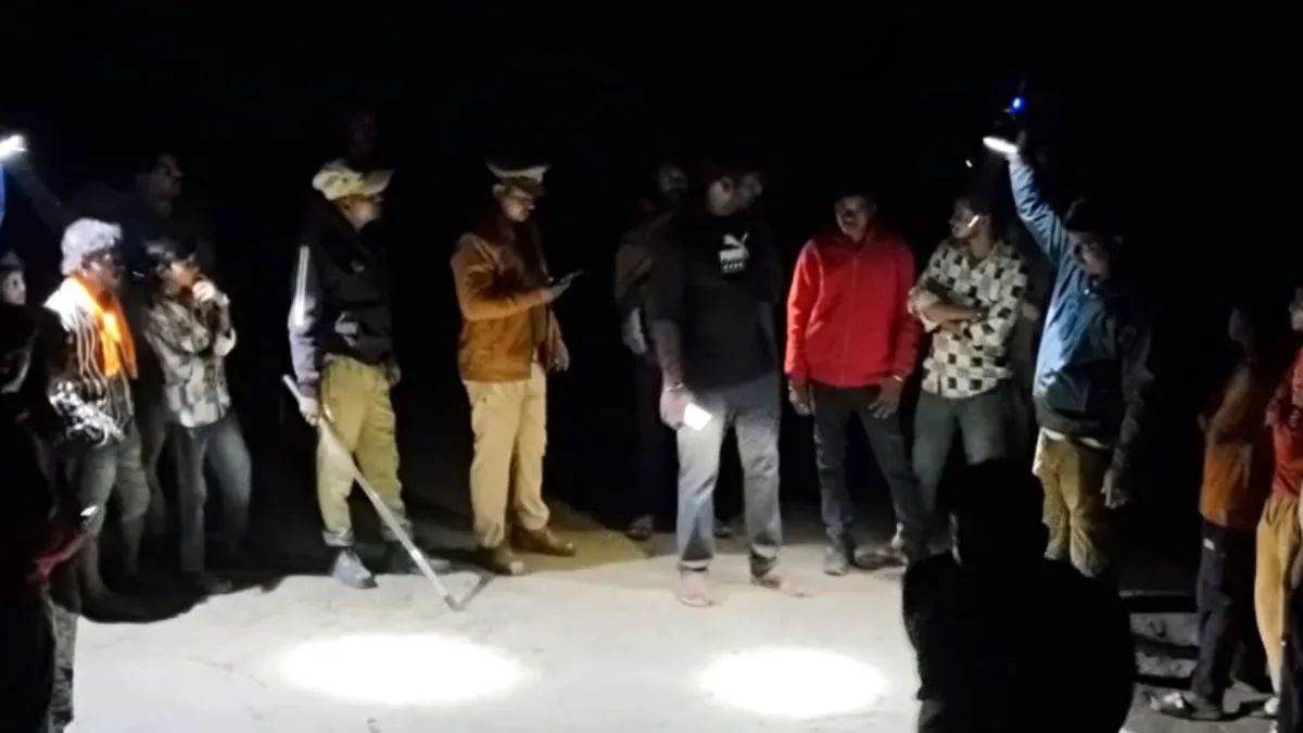 UP News: कौड़ियाला नदी में पलटी नाव, 24 लोग लापता... CM ने दिए बचाव के निर्देश, SDRF-NDRF की टीमें कर रहीं रेस्क्यू