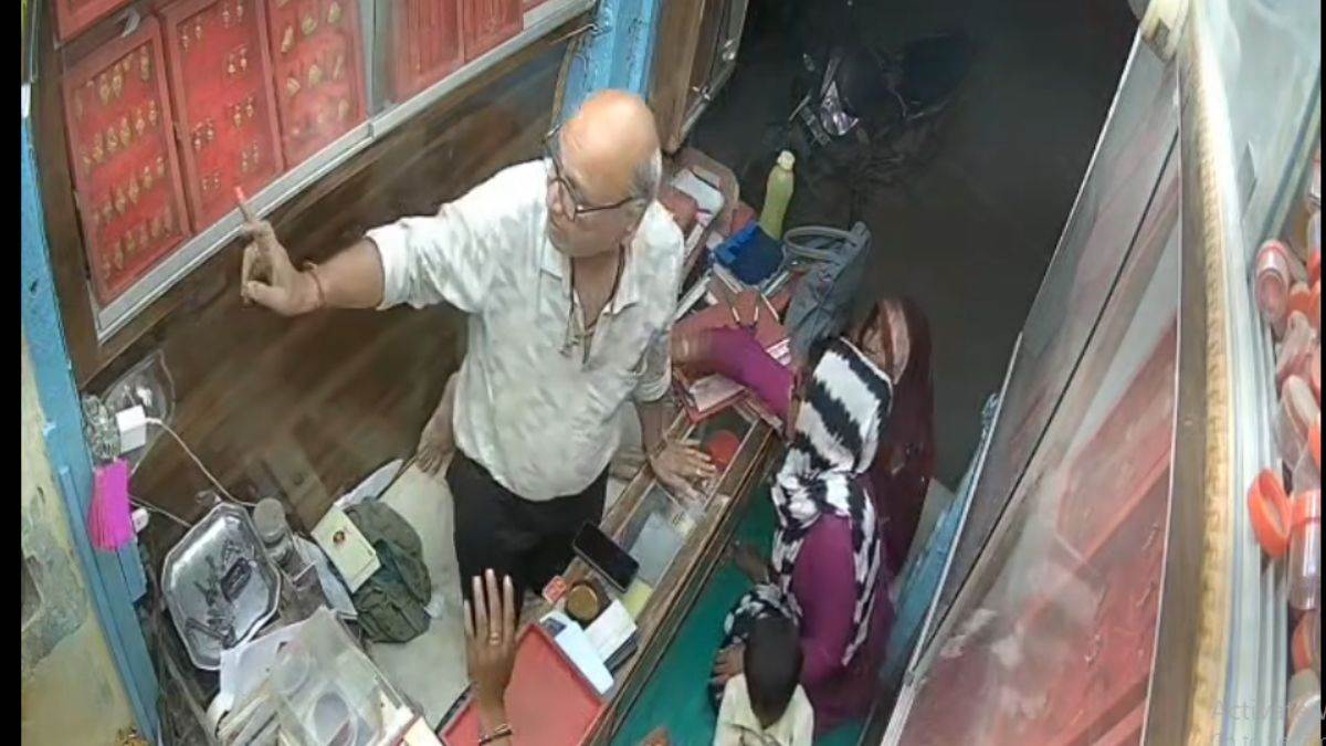 बुरहानपुर में पलक झपकते ही सोने के आभूषणों का बॉक्स उड़ा ले गईं महिलाएं, 45 लाख की लगाई चपत