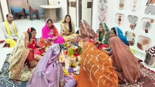 पदयात्रा में करवा चौथ... दिग्विजय सिंह पहुंचे करेड़ी, पत्नी अमृता राय ने महिलाओं संग की पूजा
