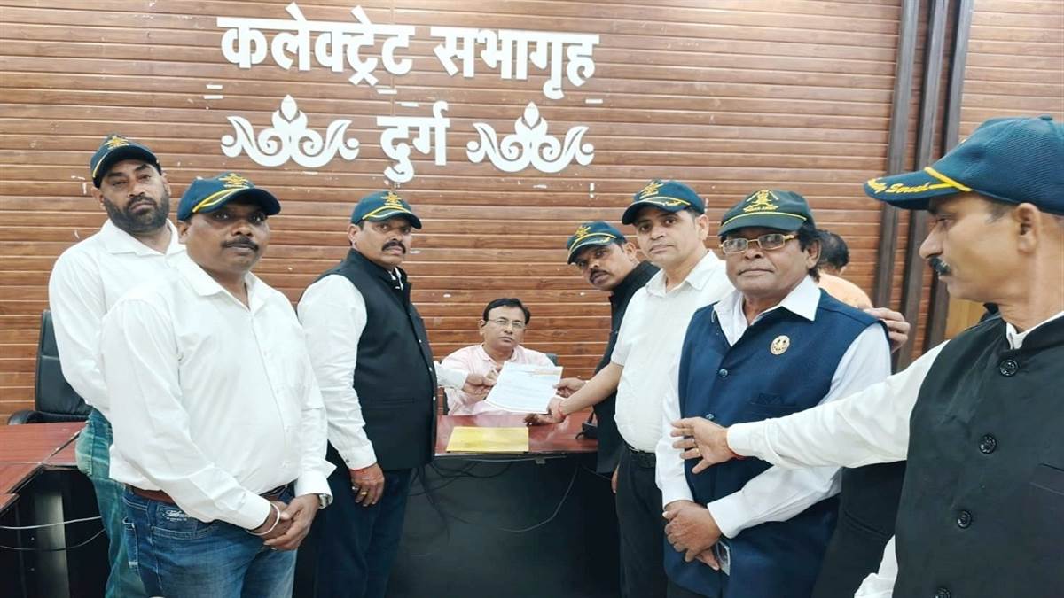 भिलाई में पूर्व सैनिकों की मांग, 30 हजार मासिक वेतन, सफारी सूट और सम्मान दें सुरक्षा एजेंसियां
