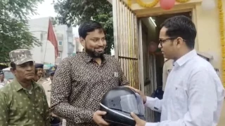 खंडवा पुलिस का नवाचार; बनाया हेलमेट बैंक, फ्री में ले जाएं सफर के बाद लौटा दें