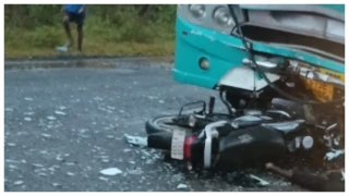 बलरामपुर सड़क हादसा: तेज रफ्तार बस ने बाइक को कुचला, दो दोस्तों की मौके पर गई जान