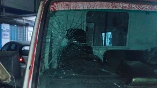 नरसिंहपुर अस्पताल परिसर में खड़ी 108 एंबुलेंस पर पथराव, ड्राइवर साइड का फ्रंट कांच क्षतिग्रस्त