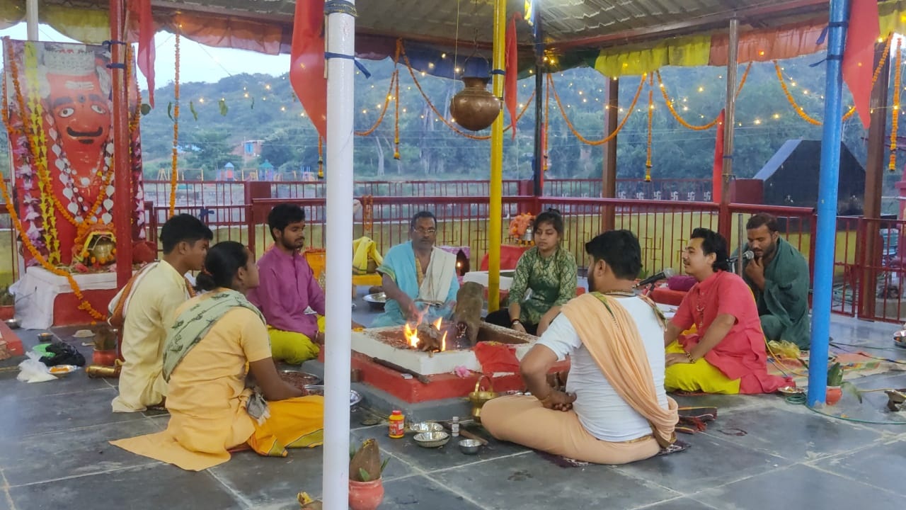 भैरव बाबा की जयंती पर यज्ञकुंड में दी गई आहुतियां