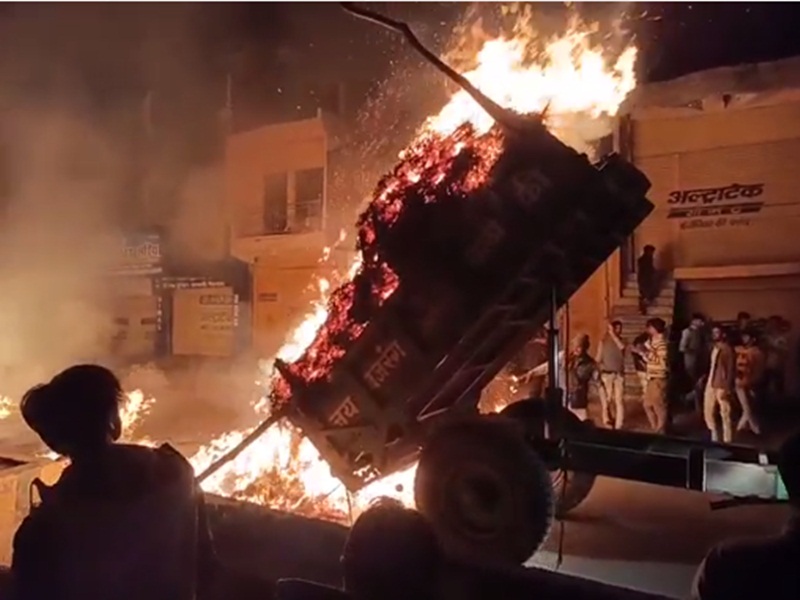 Video: जलते हुए ट्रैक्टर व ट्राली को सड़क पर दौड़ाता रहा ड्रायवर, देखें क्या हुआ फिर