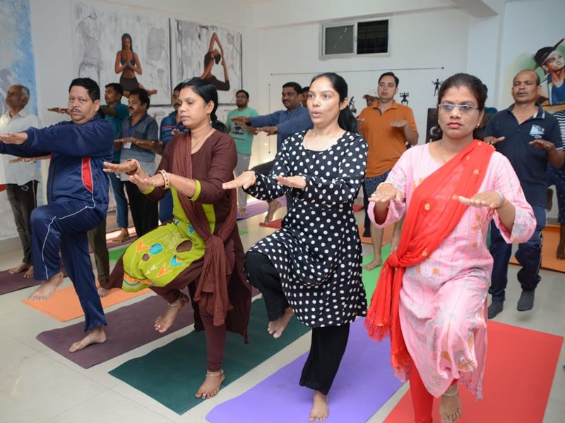 रायपुर में छात्रों को स्वास्थ्य के लिए जागरूक करने शिक्षक ले रहें हैं योग का प्रशिक्षण