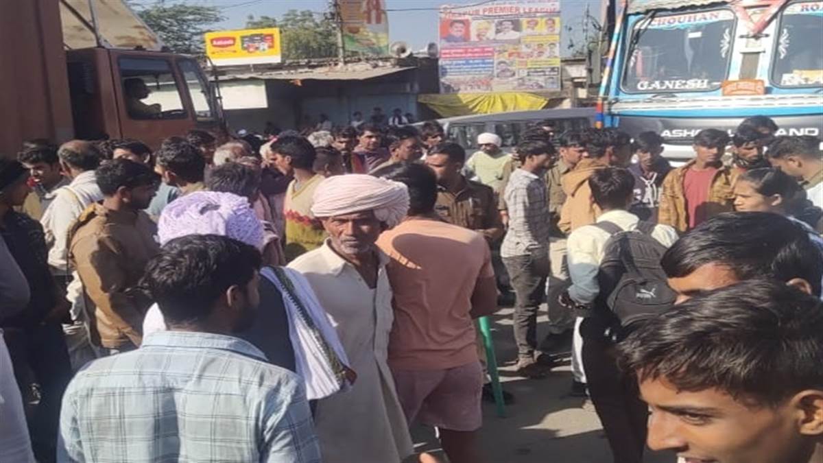 Rajgarh news: खाद नहीं मिलने से नाराज किसानों ने इंदौर-कोटा हाइवे पर किया चक्का जाम