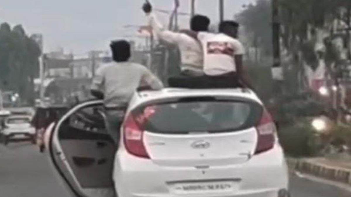Ujjain News: कार की छत पर बैठकर कर रहे थे स्टंट और हुड़दंग, वीडियो बहुप्रसारित – Ujjain News stunts and ruckus while sitting on the roof of the car video viral