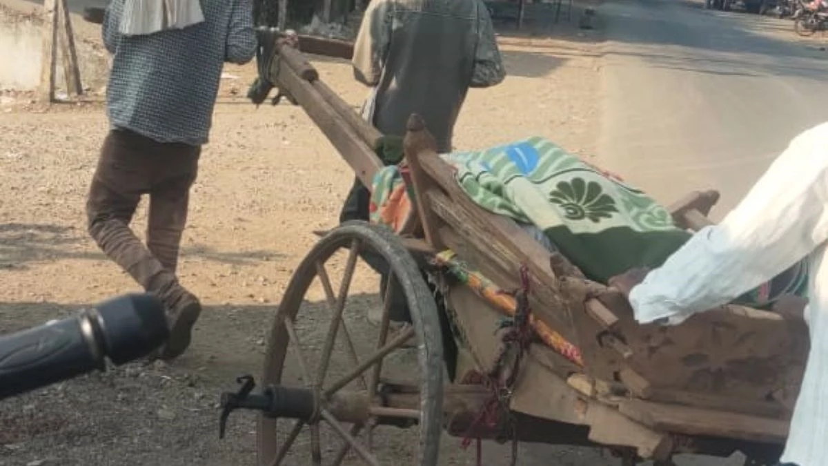 शर्मनाक: खंडवा में सरकारी सिस्टम फेल; बैलगाड़ी पर अस्पताल ले जा रहे मजदूर ने रास्ते में दम तोड़ा