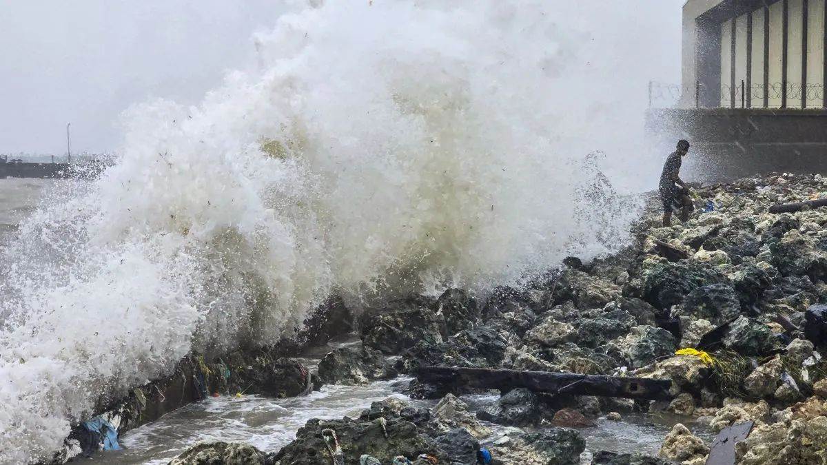 तूफान दितवाह से श्रीलंका में अब तक 123 लोगों की मौत, कई उड़ानें रद्द, कोलंबो एयरपोर्ट पर फंसे 300 भारतीय यात्री