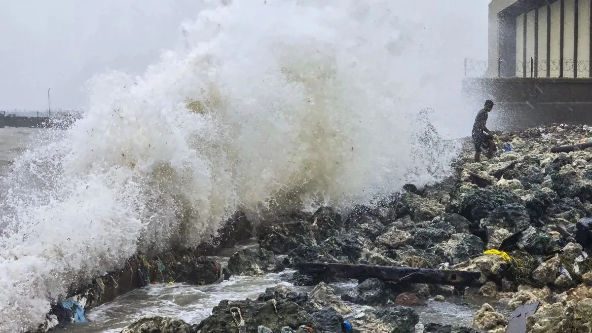 तूफान दितवाह से श्रीलंका में अब तक 123 लोगों की मौत, कई उड़ानें रद्द, कोलंबो एयरपोर्ट पर फंसे 300 भारतीय यात्री