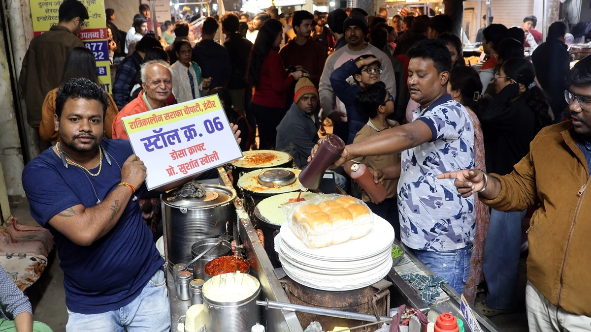 इंदौर की सराफा चाट चौपाटी में दुकानों के नाम पर विवाद, पिज्जा-चायनीज और अपनों को दी दुकानें