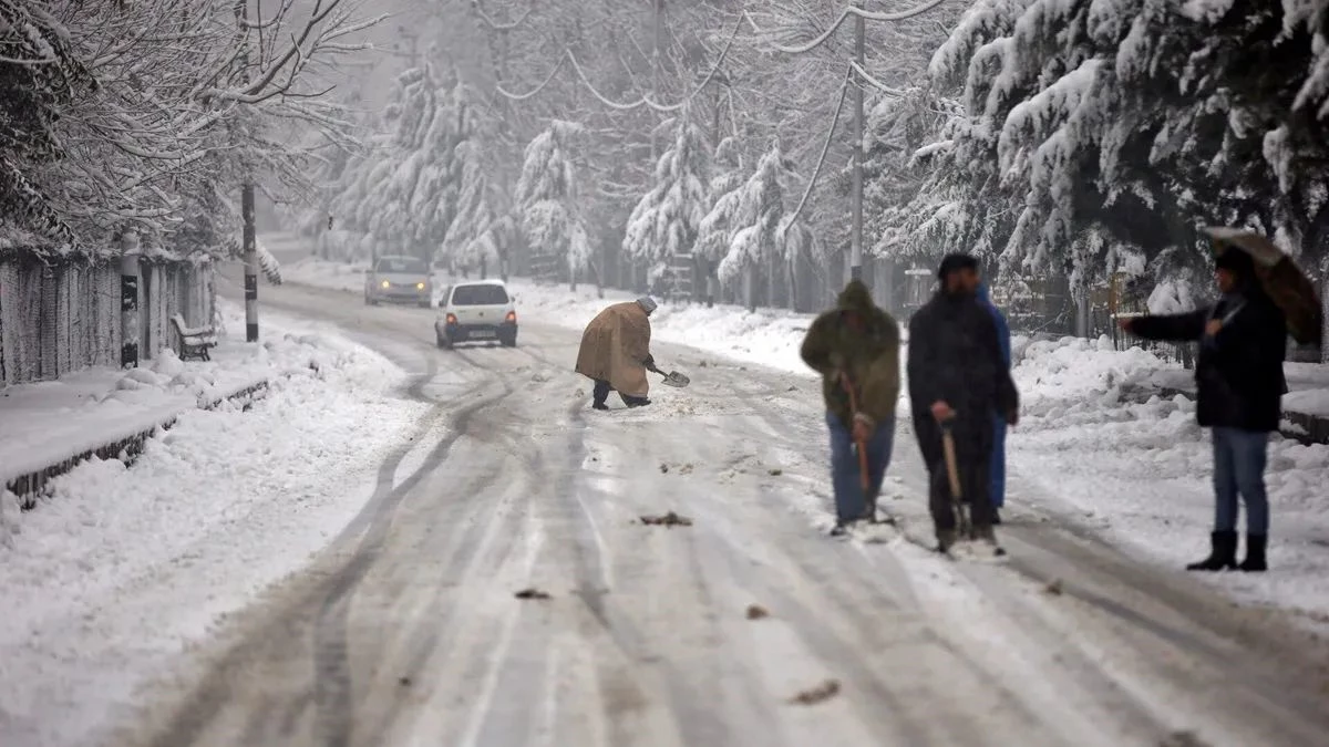 उत्तर भारत में कंपकंपाती ठंड का कहर, चक्रवात 'दितवाह' की आहट से बढ़ी चिंता; कई राज्यों के लिए अलर्ट