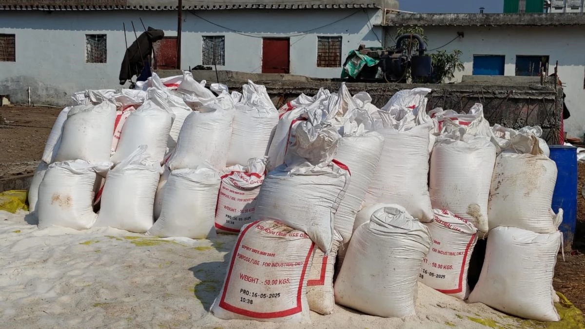 Urea किल्लत के बीच कालाबाजारी: खरगोन में यूरिया पीसकर पाउडर बनाने वाला रैकेट पकड़ा, जांच पर सवाल